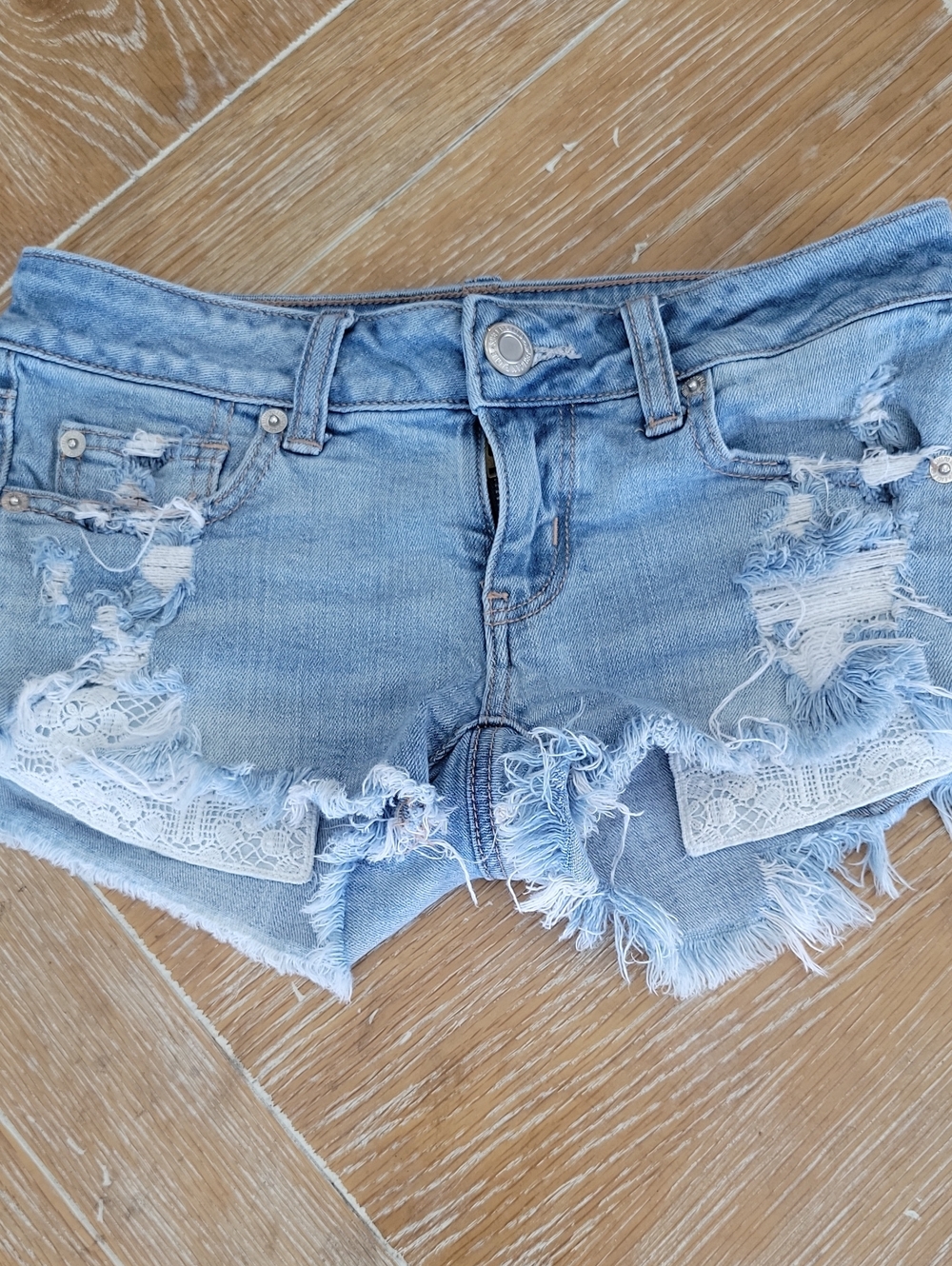 American Eagle Women's Distressed Denim Lace Pocket Shortie Shorts Size 0